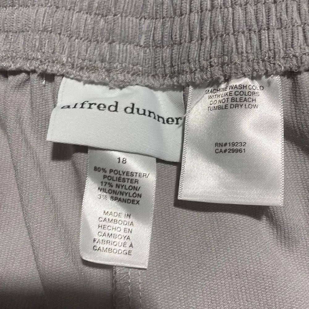 NWT Alfred Dunner GRAY cropped Pants size 18 - Picture 3 of 9